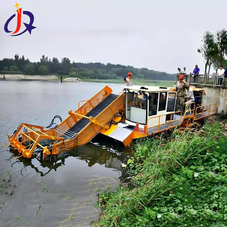 Loď na rezanie hyacintu a žaburinky